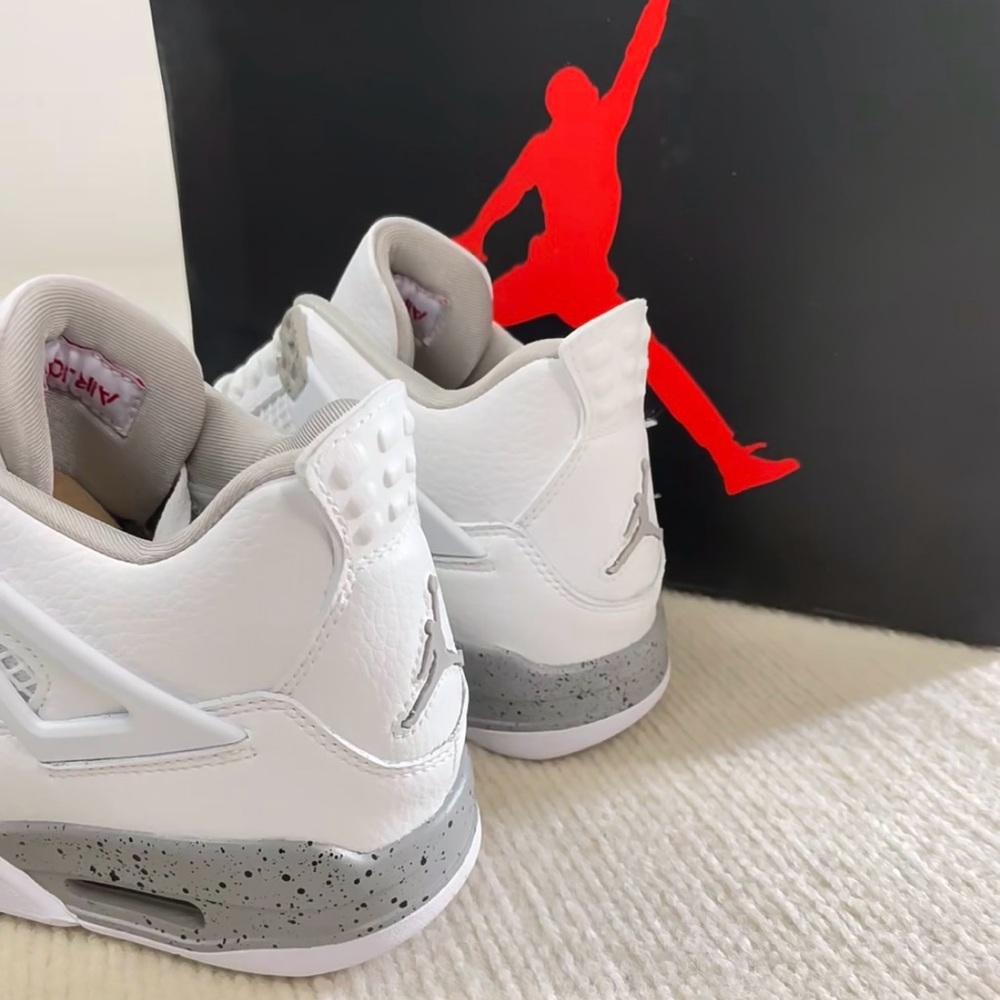 Air Jordan 4 Retro White Oreo 2021 -Men's Sneakers with Red Jumpman Accents - Picture 4 of 5